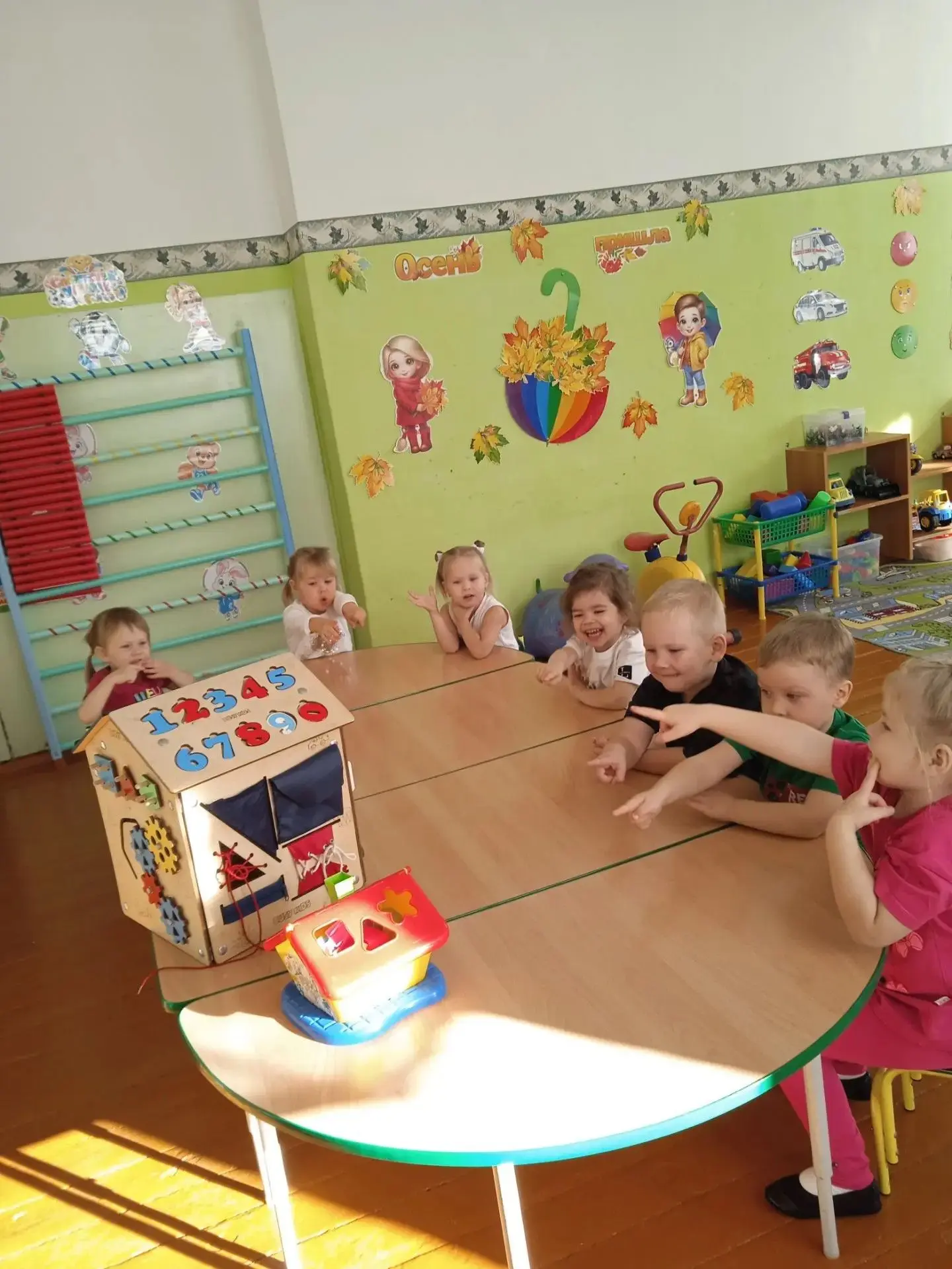 🎉 В младшей группе прошло увлекательное занятие по математике! 🧮Ребята в игровой форм...