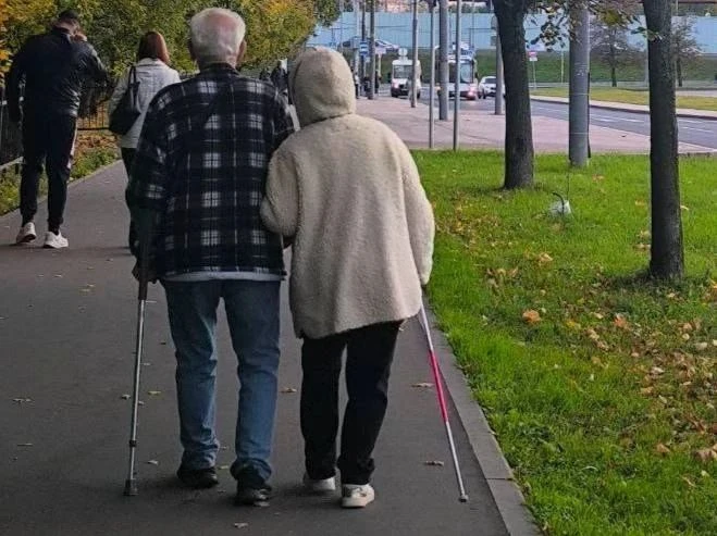 ❤️ Иногда счастье — это просто идти рядом, держась за руки, несмотря на годы и трудности.