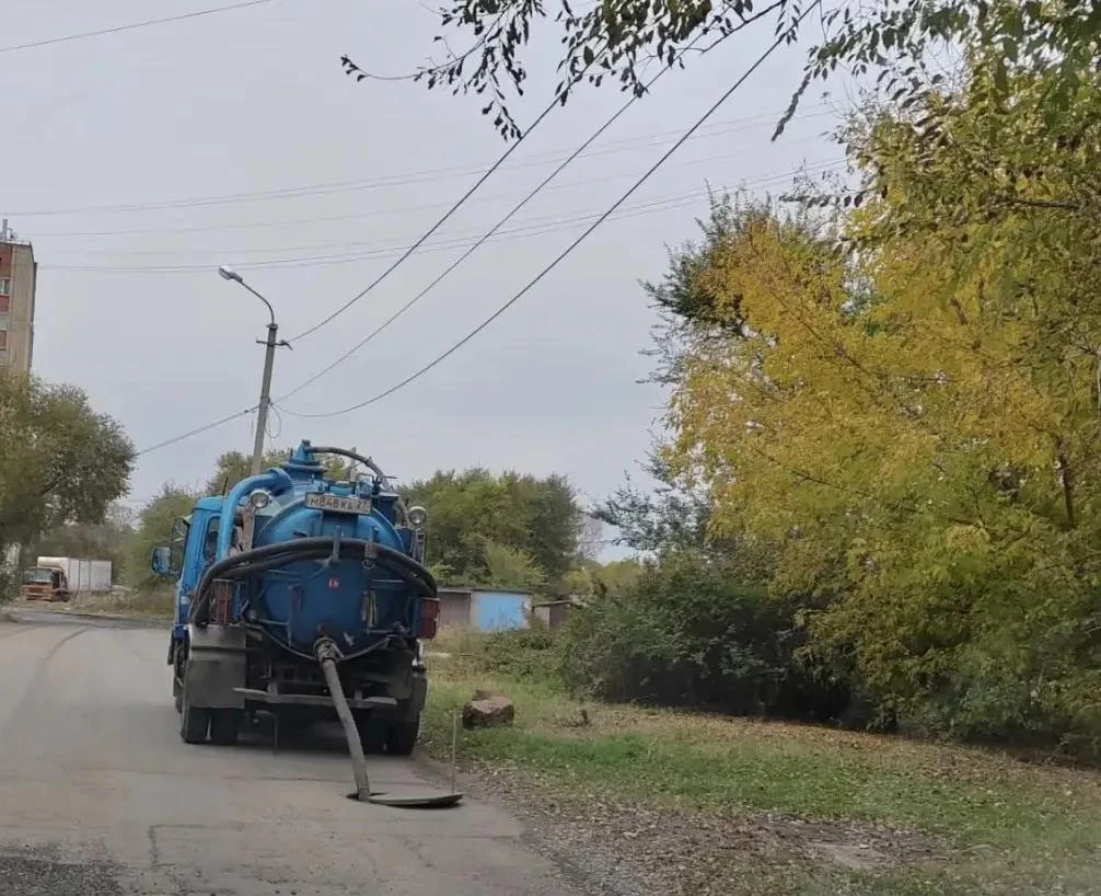 Сливал фекалии на дороге