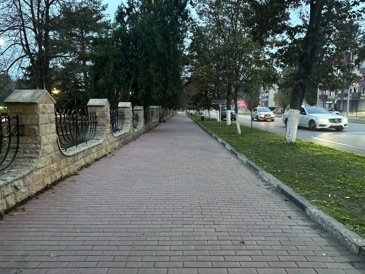 👥Работники МКУ «Благоустройство г. Малгобек» продолжают работы по уборке города. В час...
