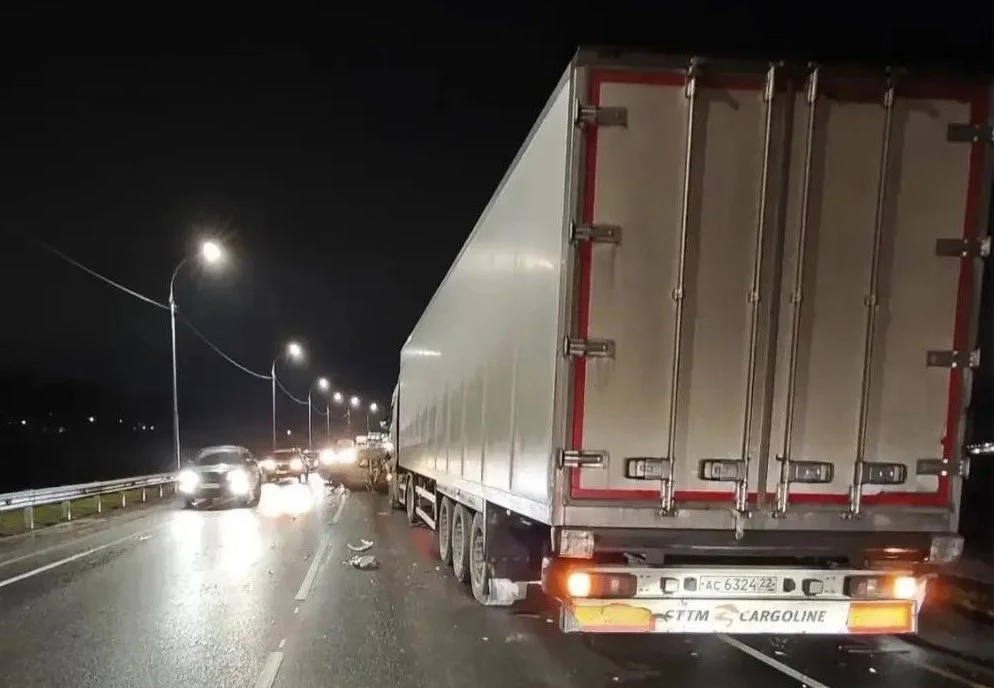 🚓 Сегодня в 6:05 на трассе Р-256 «Чуйский тракт» в Искитимском районе произошло тройно...