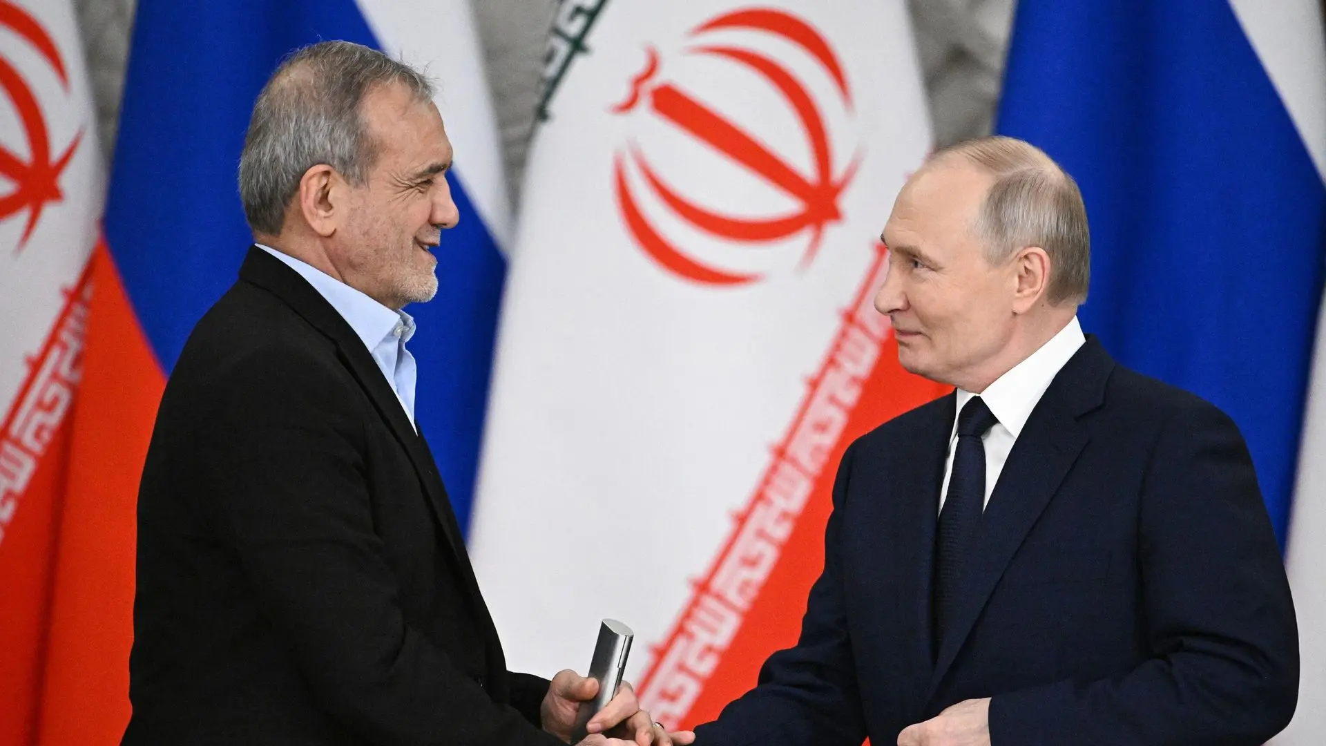 Путин провёл отдельную встречу с президентом Ирана Масудом Пезешкианом.
