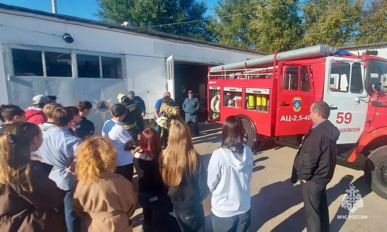 🚒 Девятиклассники школы № 2 Чернышковского отправились на экскурсию в 59-ю пожарно-спа...