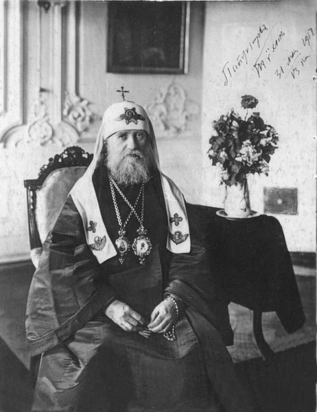 Но вот из внутренних архиерейских покоев выходит… большой серый кот, ложится на ковер и...