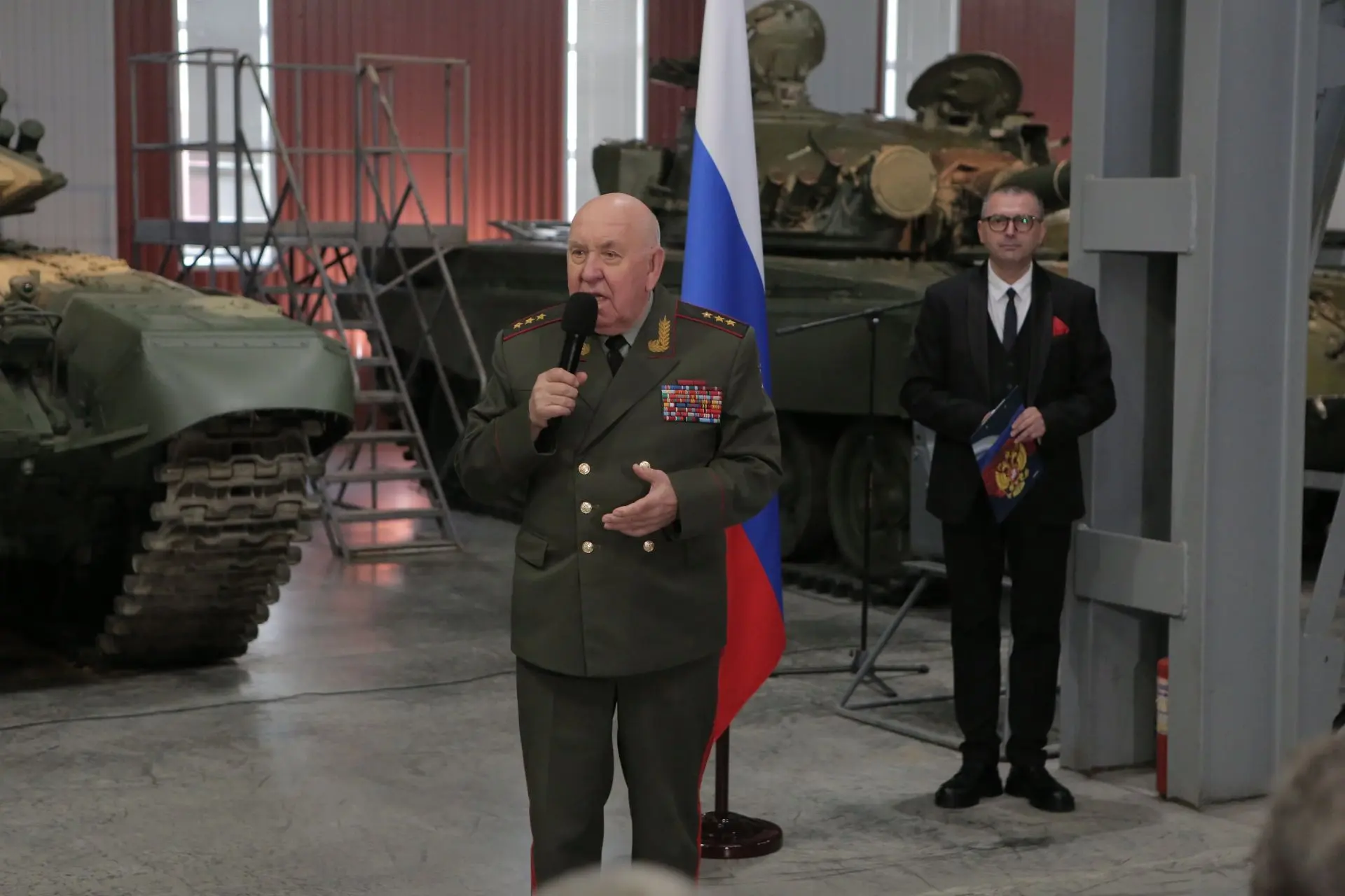 Генерал-полковник Маев вручил награды уралвагонзаводцам