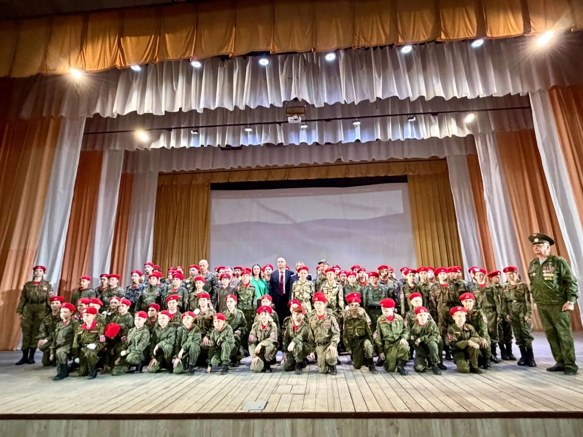 Учащиеся 9а и 9б классов нашей школы приняли участие в В Доме торжественной церемонии п...