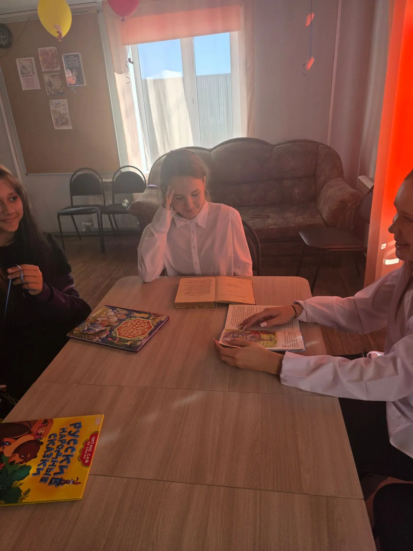 В сельском клубе села Охотское прошли громкие чтения «Народные сказки». Ребята разных в...
