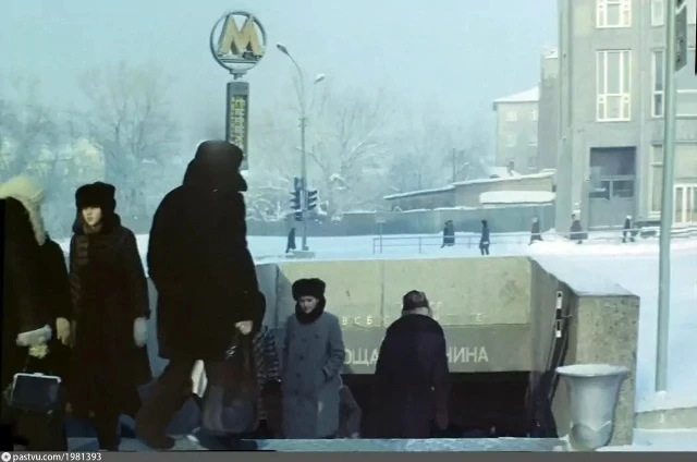 Вход на станцию метро "Площадь Ленина"