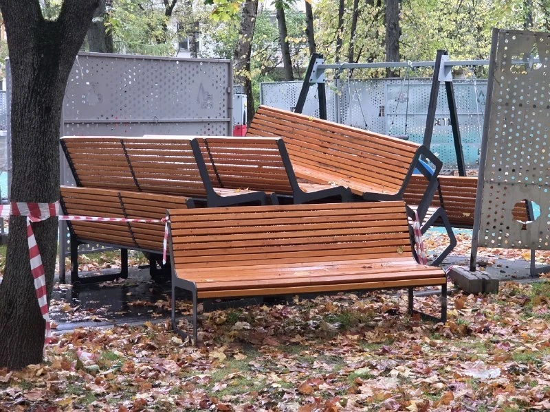 📍 Демонтированные лавочки на бульваре Карбышева сложили в кучу