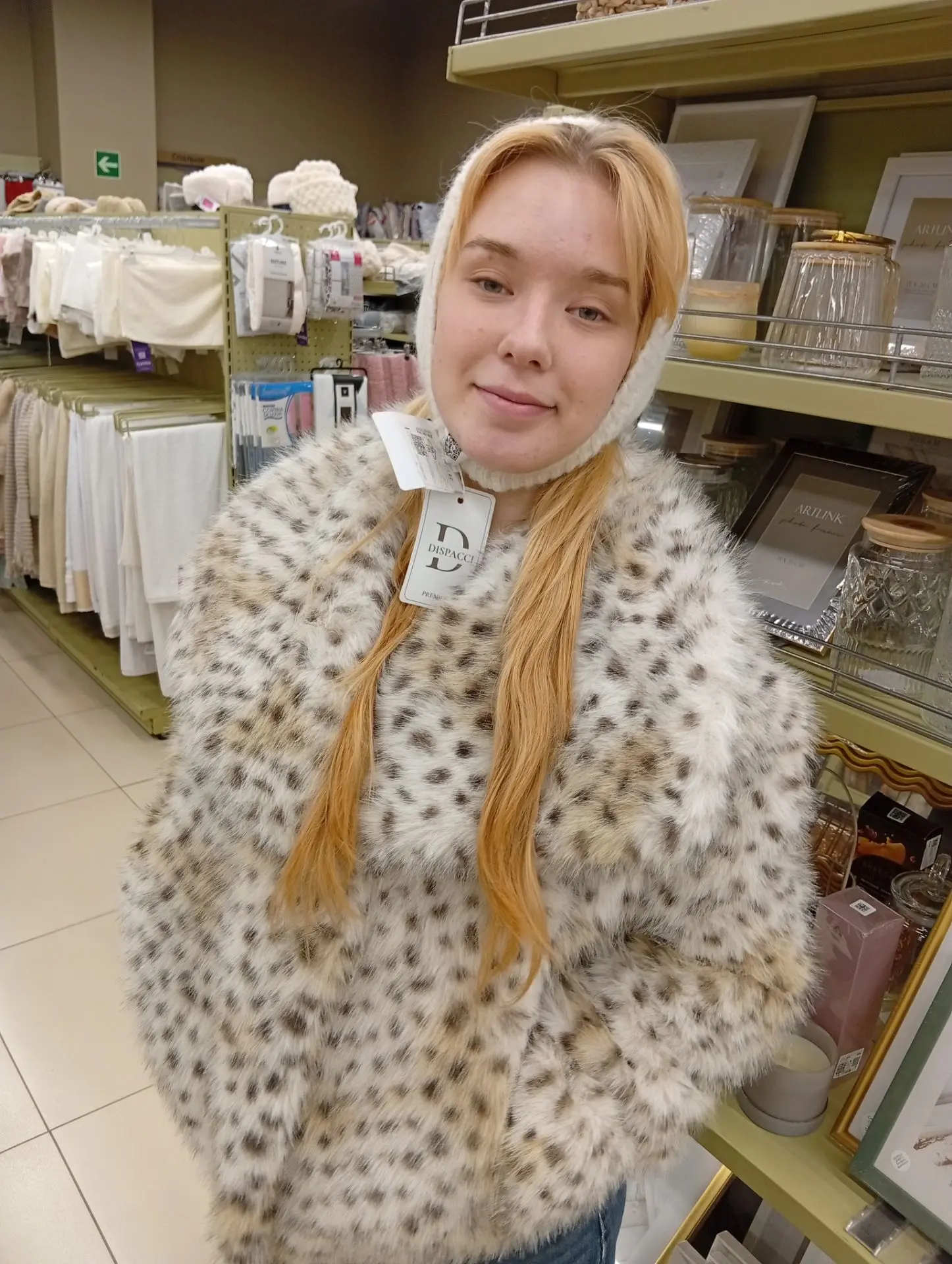 Полинке понравилась шубка 🦙 я думаю сейчас куплю. Ценник смотрим 18999, и это просто и...