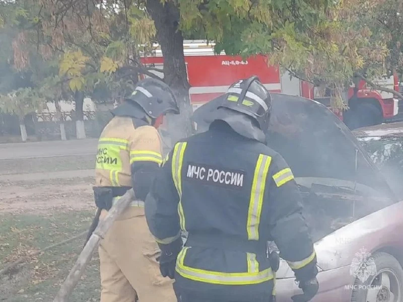В Новотроицком спасатели МЧС потушили горевший автомобиль. На месте происшествия работа...