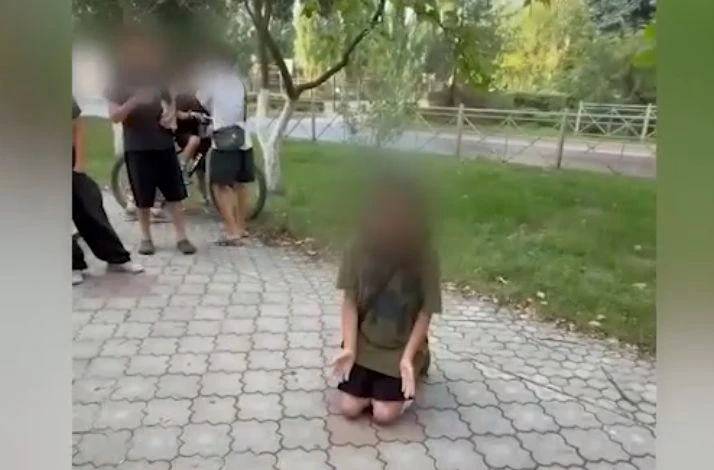 Поставили на колени и заставили извиняться: прокуратура найдет участниц видео с унижени...