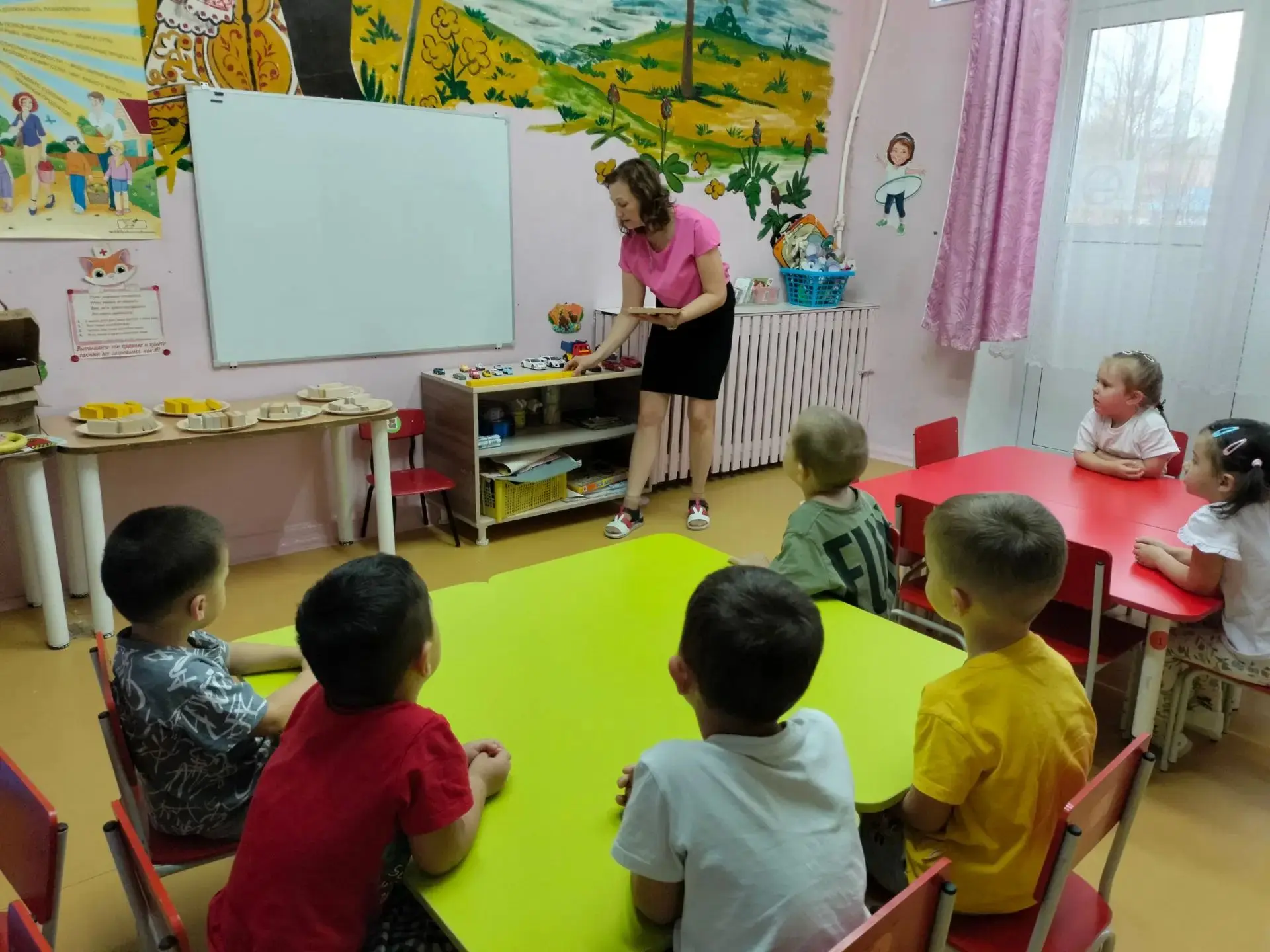 Сегодня   в младшей группе прошло конструирование на тему: "Дорожки широкая и узкая".