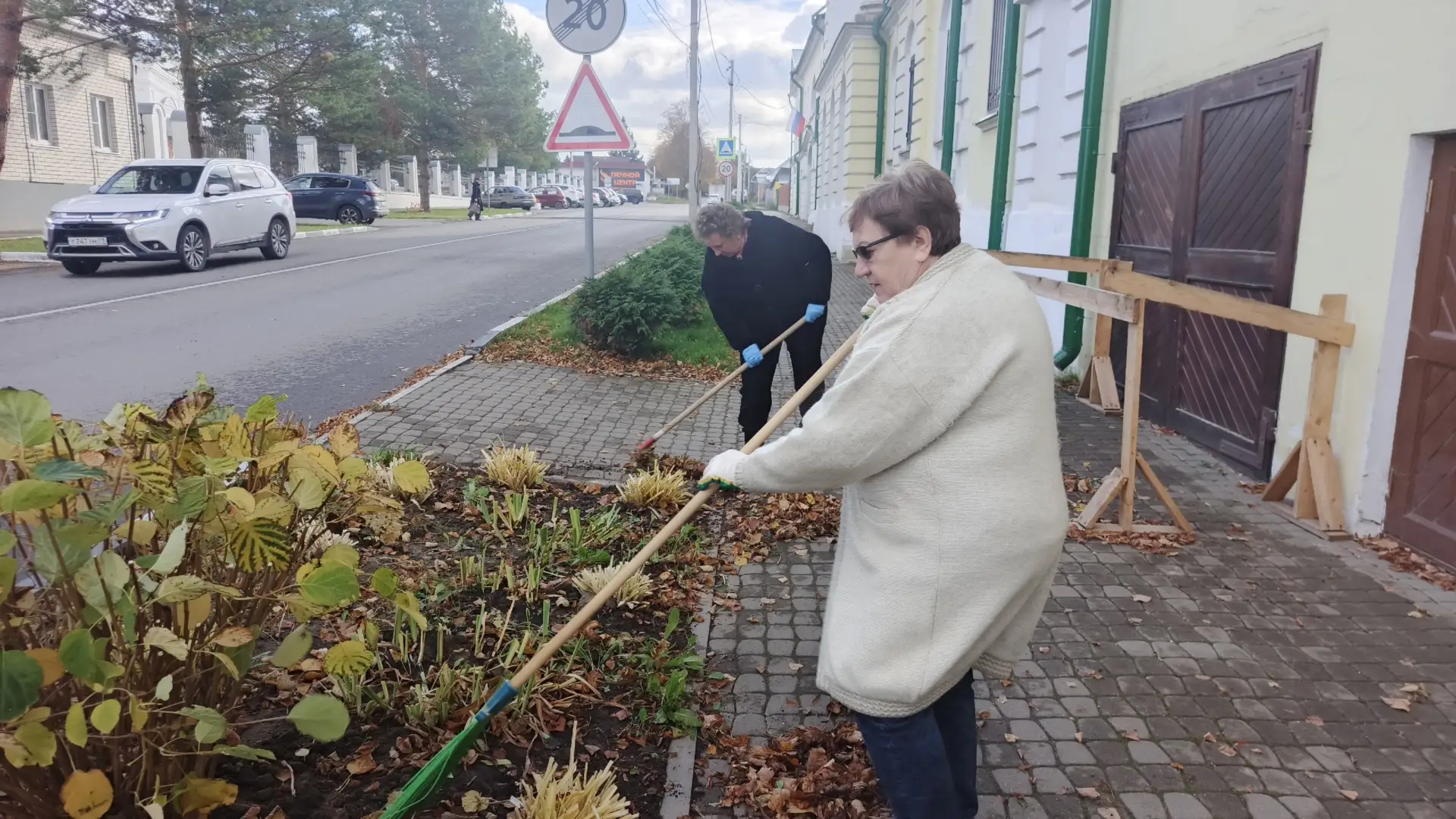 Специалисты районного Дома культуры присоединились к осеннему общегородскому субботнику...