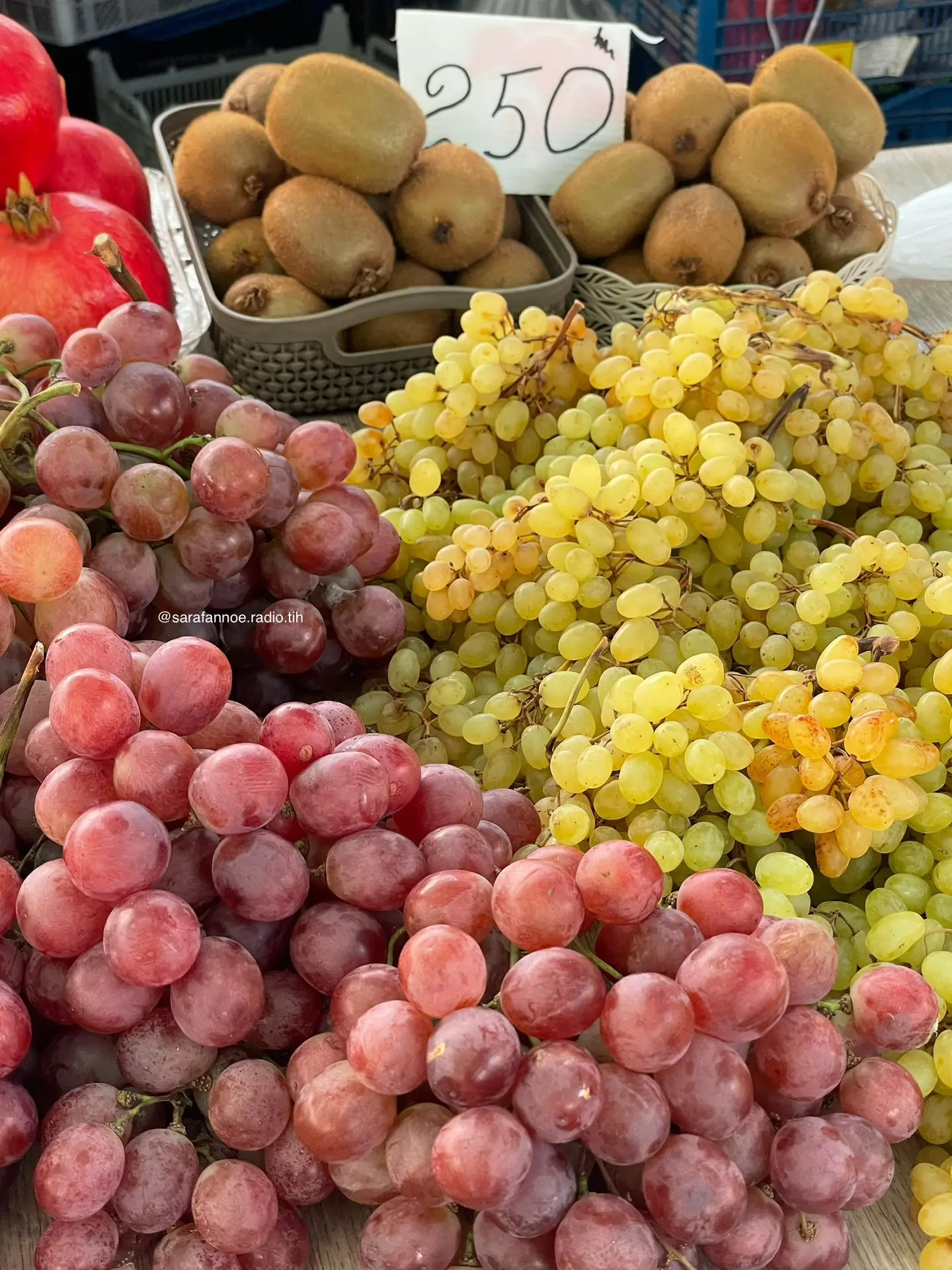 🍇На рынке уже вовсю чувствуется осень. Прилавки наполняются сезонными фруктами со вкус...