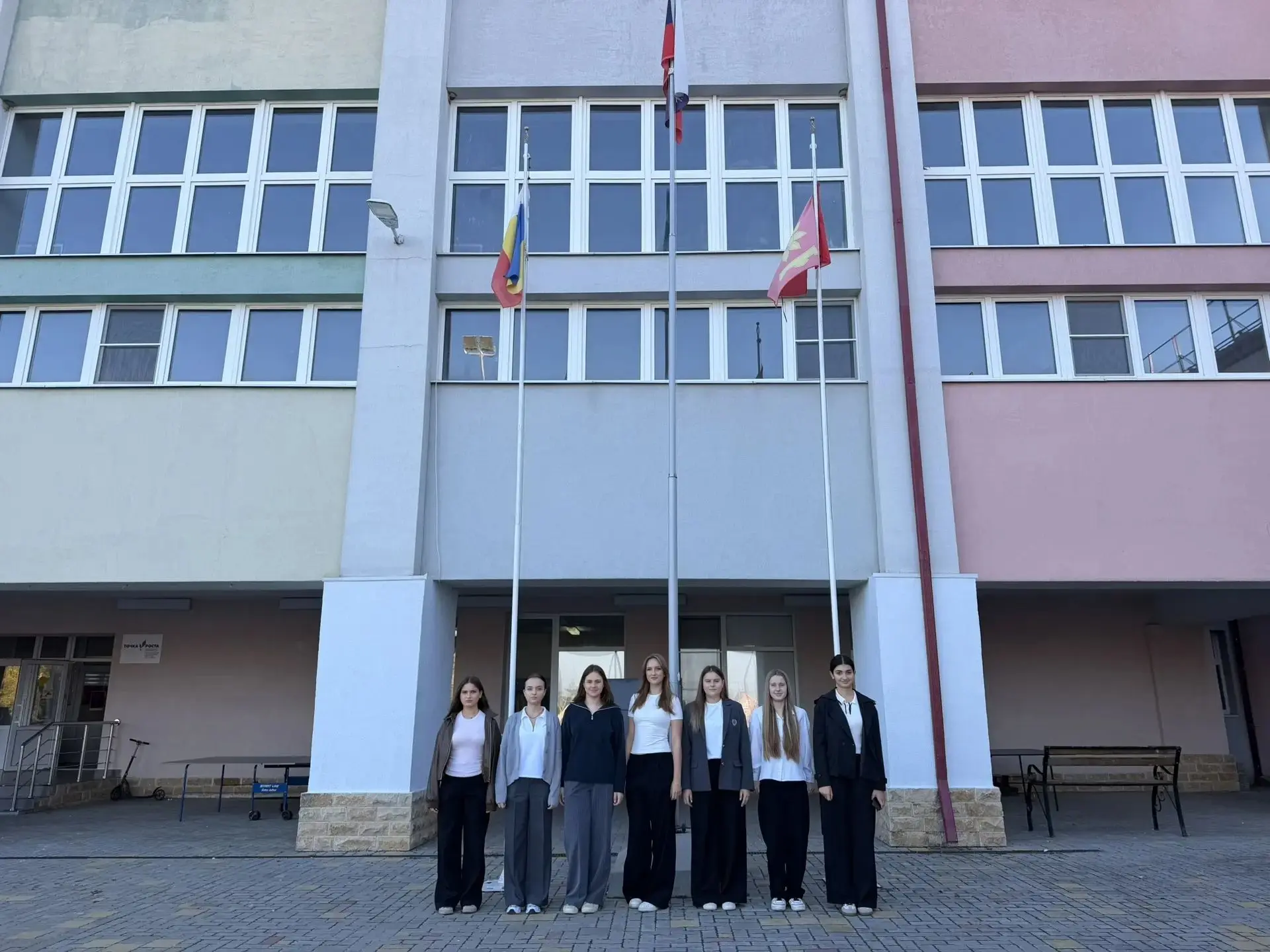 🎉 Гордимся нашими ребятами! 🎉Сегодня почётное право поднять Государственный флаг Росс...
