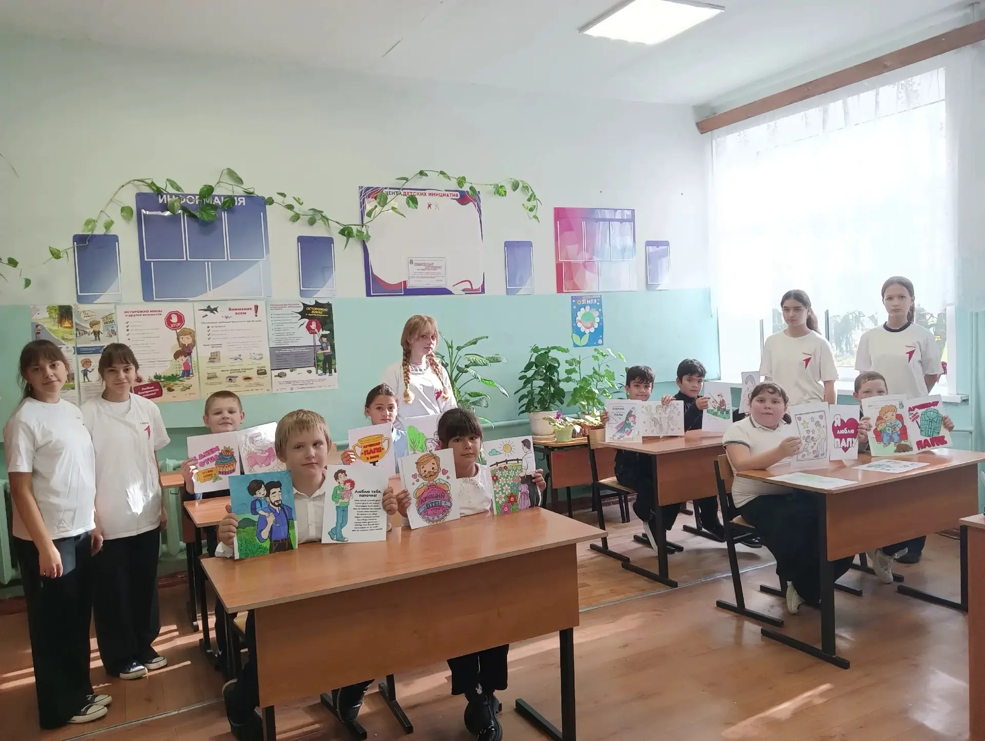 В преддверии Дня отца, в нашем филиале прошла выставка рисунков, посвященных этому заме...