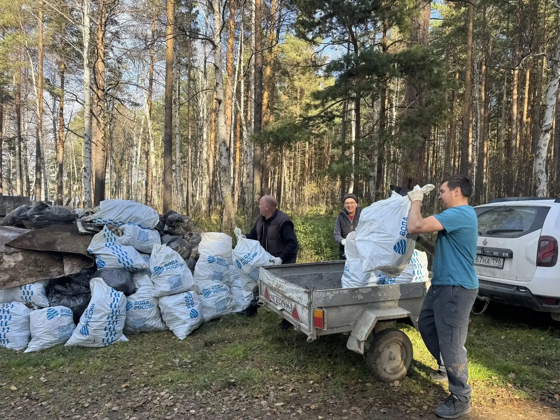 В селе Курганово Полевского округа прошла экологическая акция по очистке берега реки Чу...
