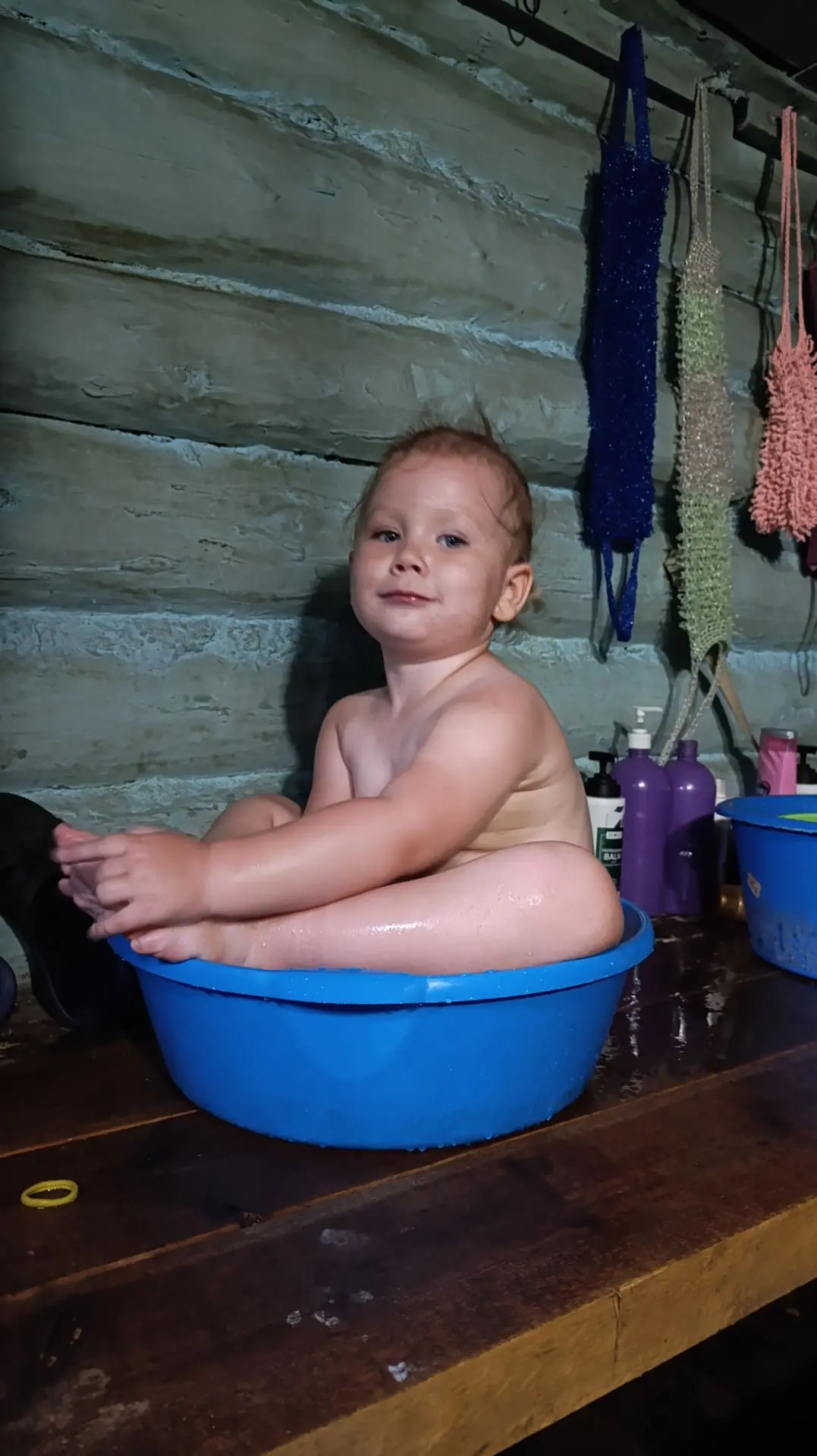 Анюта Изотова нашла воду в бане, дышим паром, паримся веником и обливаемся водичкой🤩