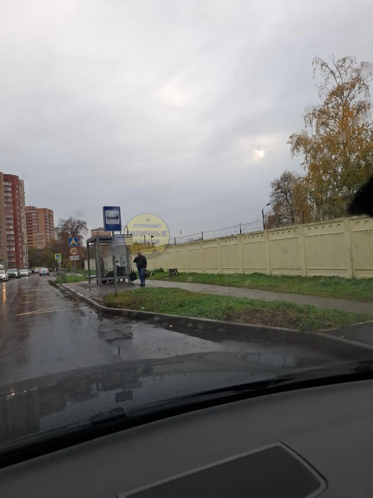 На улице Академика Грушина, 4, больше года назад обустроили остановочный карман и площа...