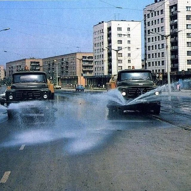 Эти Зилки вызывают ностальгию. Каждый день в 6 утра поливали, было свежо!