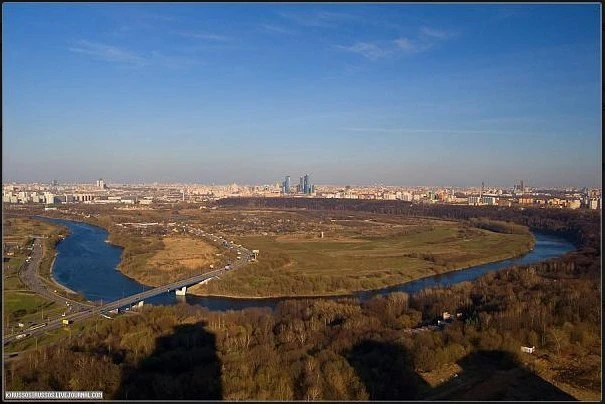 Вид на Мнёвниковскую пойму со стороны Рублёвского шоссе, 2008 год. Ещё до строительства...