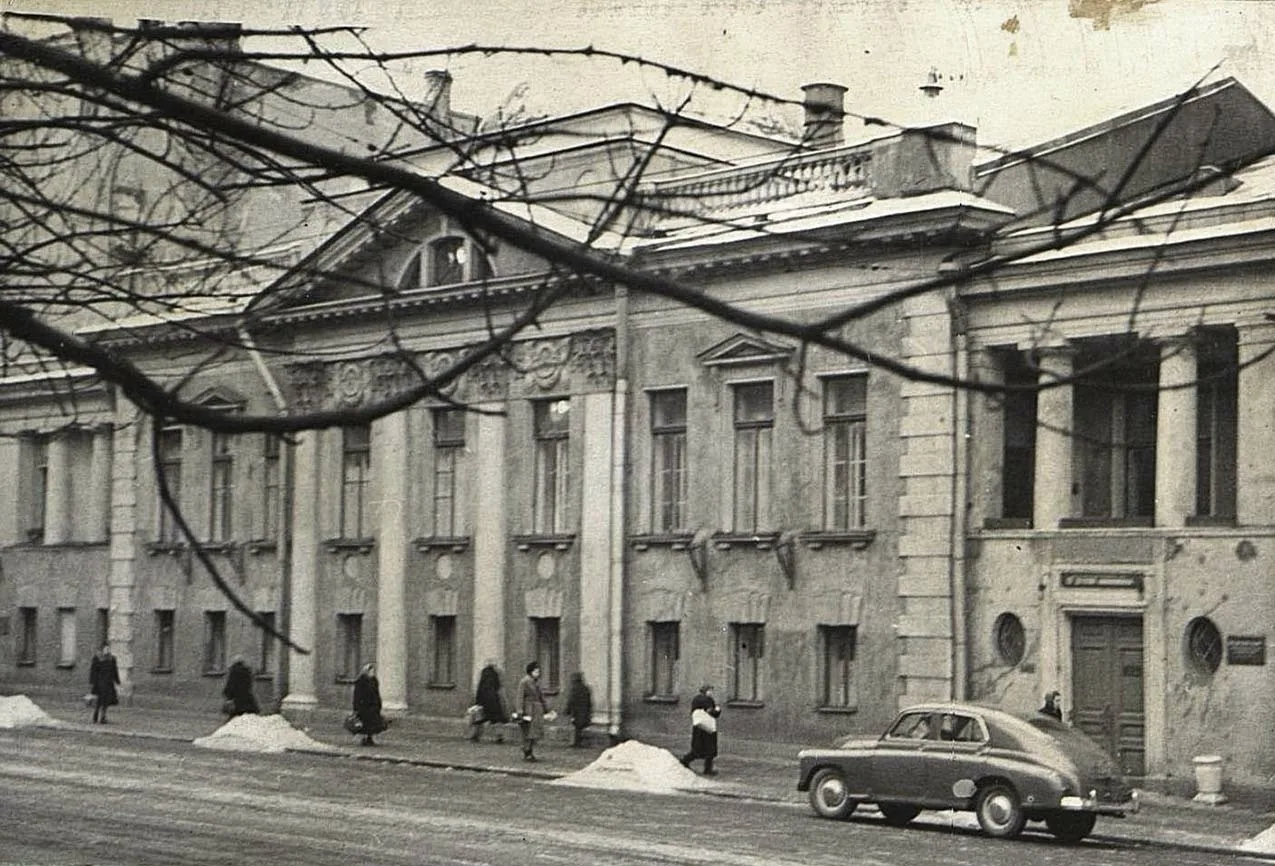 Как выглядела 19-я детская поликлиника почти 70 лет назад?