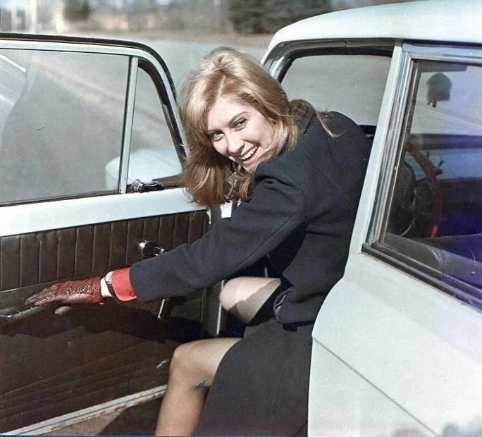 Народная артистка РСФСР Ирина Мирошниченко за рулём собственного Москвича. 1970-е годы.