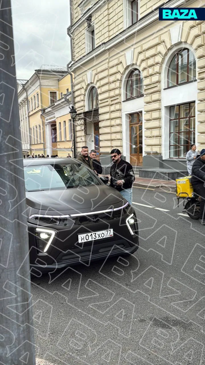Тимати замечен в центре Москвы на первом российском электрокаре «Атом».