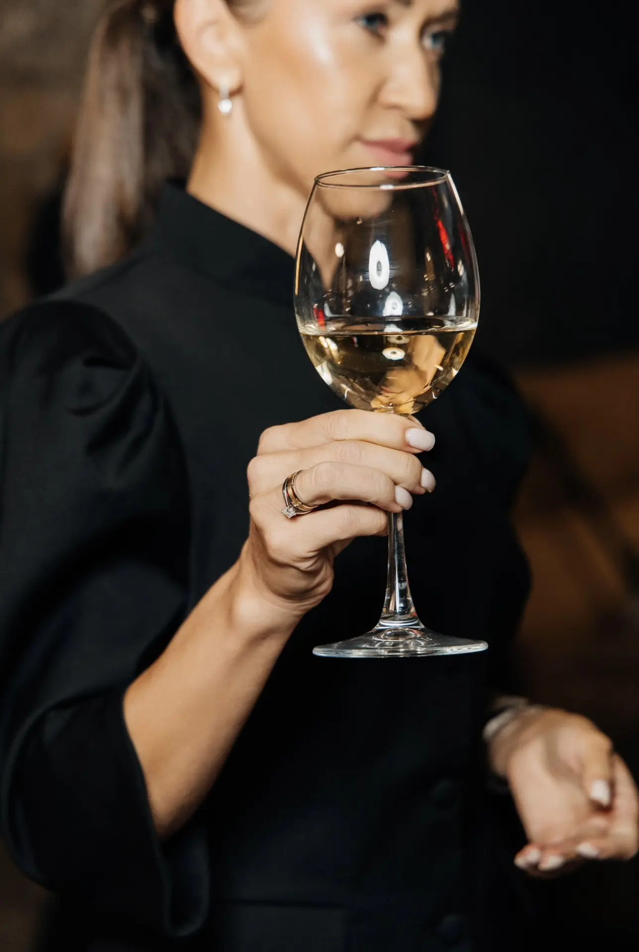 Как правильно держать бокал? 🍷