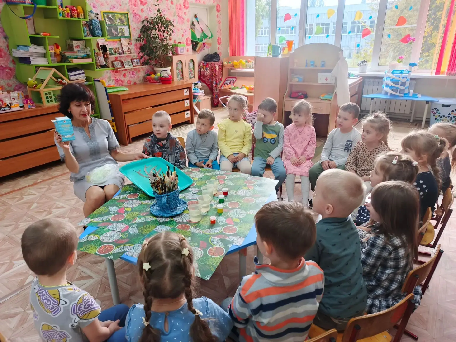 👍👍👍Творческий момент в средней группе №8 .👭👭 Воспитанники под руководством воспита...