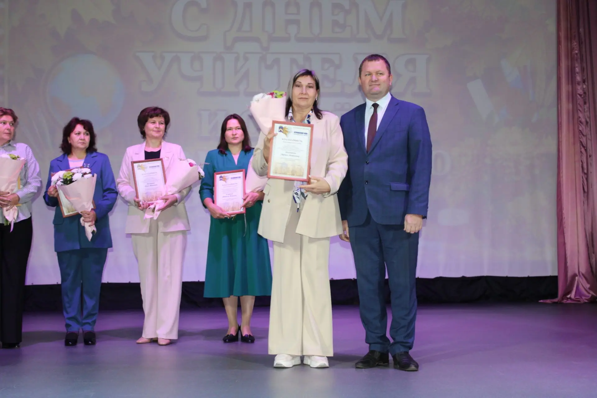 В Первомайском  событие — чествование тех, кто каждый день создает школу.