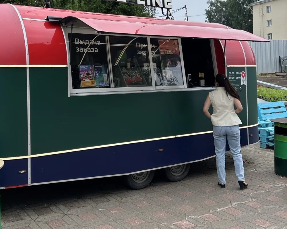 На набережной Грина в Кирове привели в порядок торговый павильон