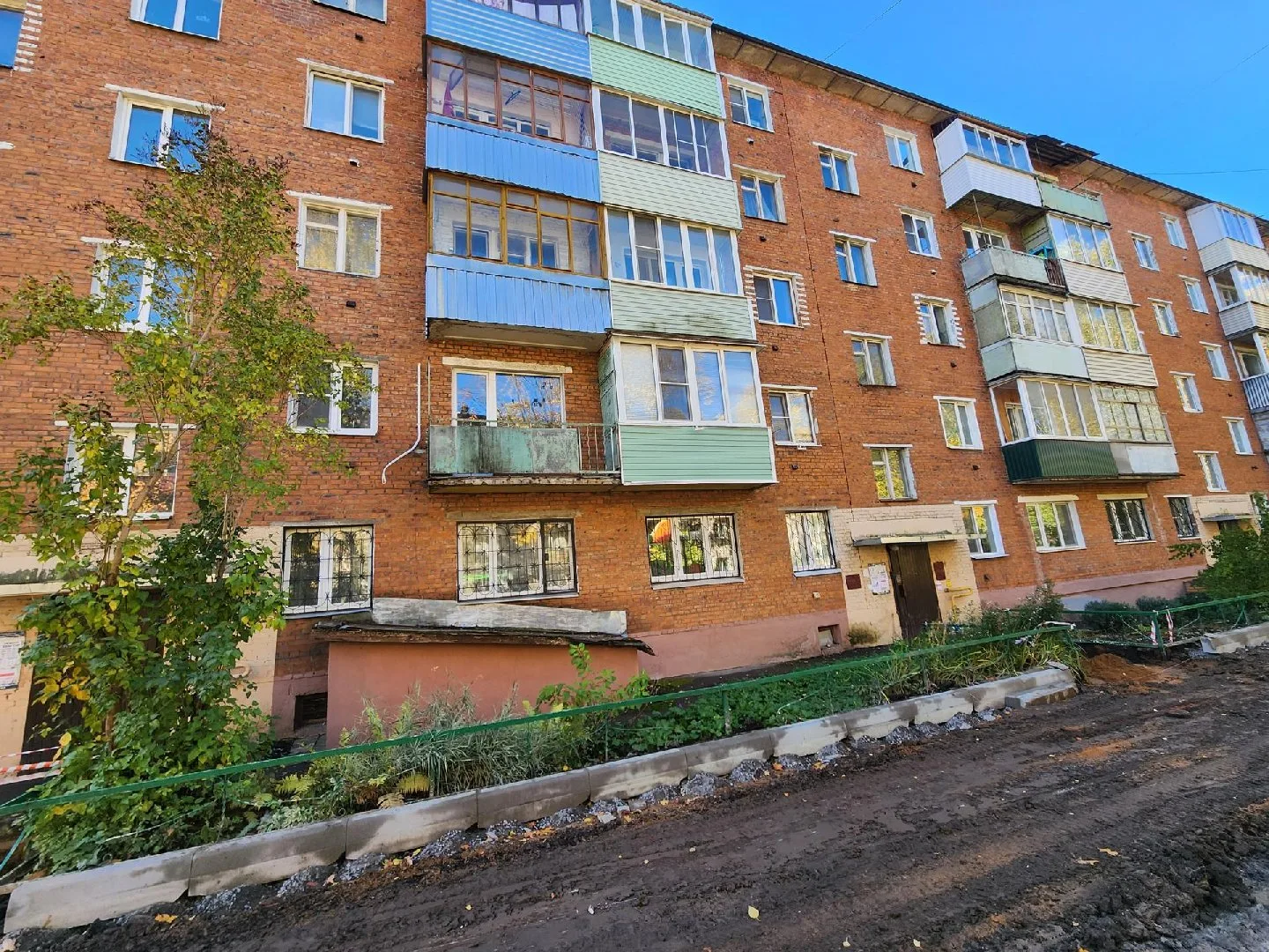 В Солнечногорске обновляют двор на улицах Почтовой и Баранова. Здесь уже начали демонти...