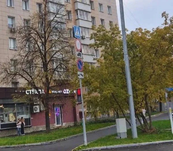 На проспекте Буденного, 15/2, установили большой столб с дорожными знаками. Пешеходам и...