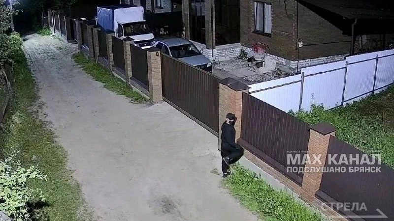 В Брянском районе разыскивают серийного автовора, который обкрадывает незапертые машины...