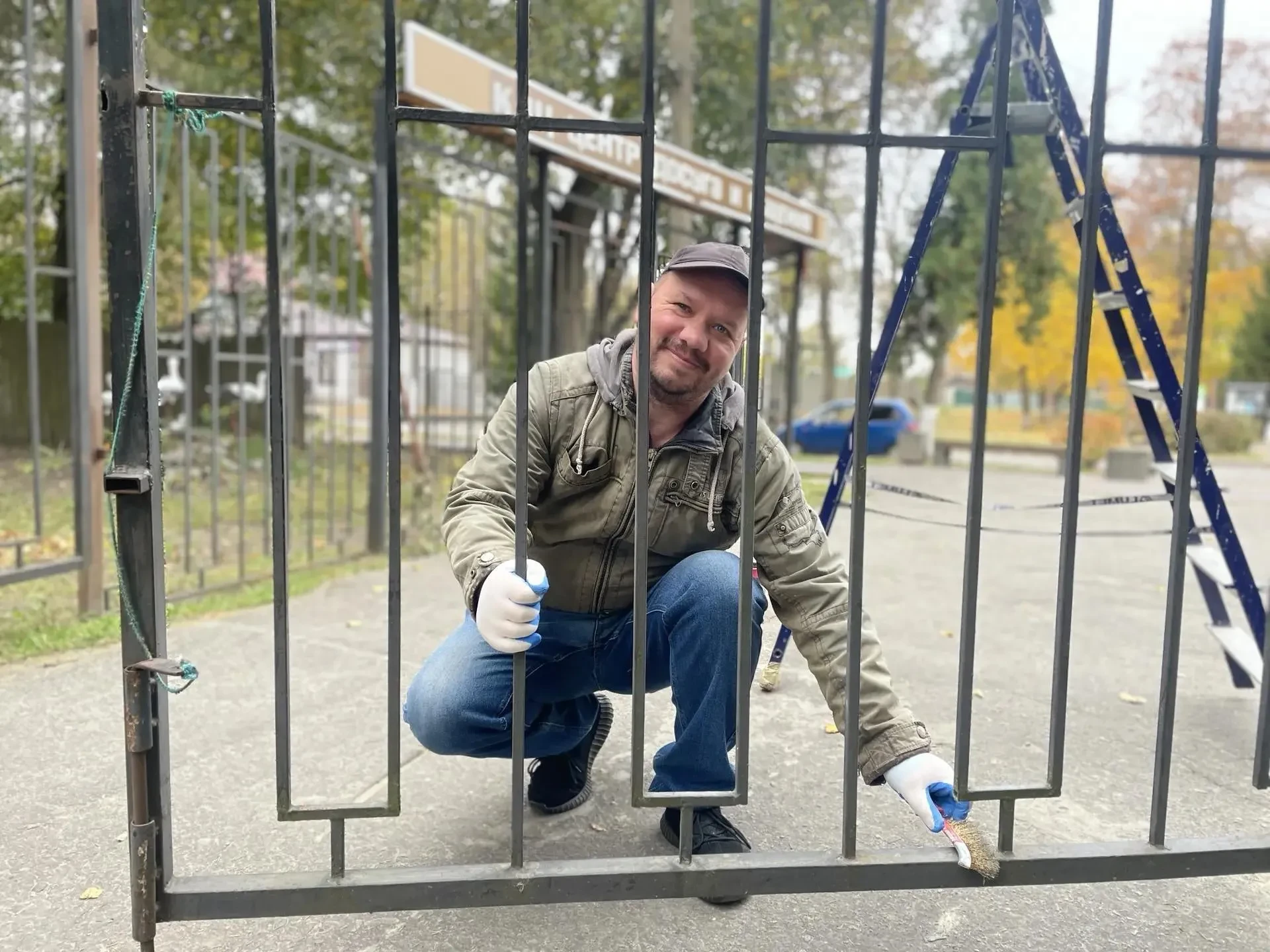 Продолжаем облагораживаться) Сегодня убирали листву и  красили забор! Раздобыли две бан...