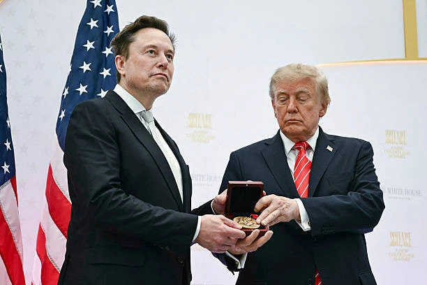 Трамп вручил Маску высшую госнаграду США за научные достижения и назвал бизнесмена "нац...