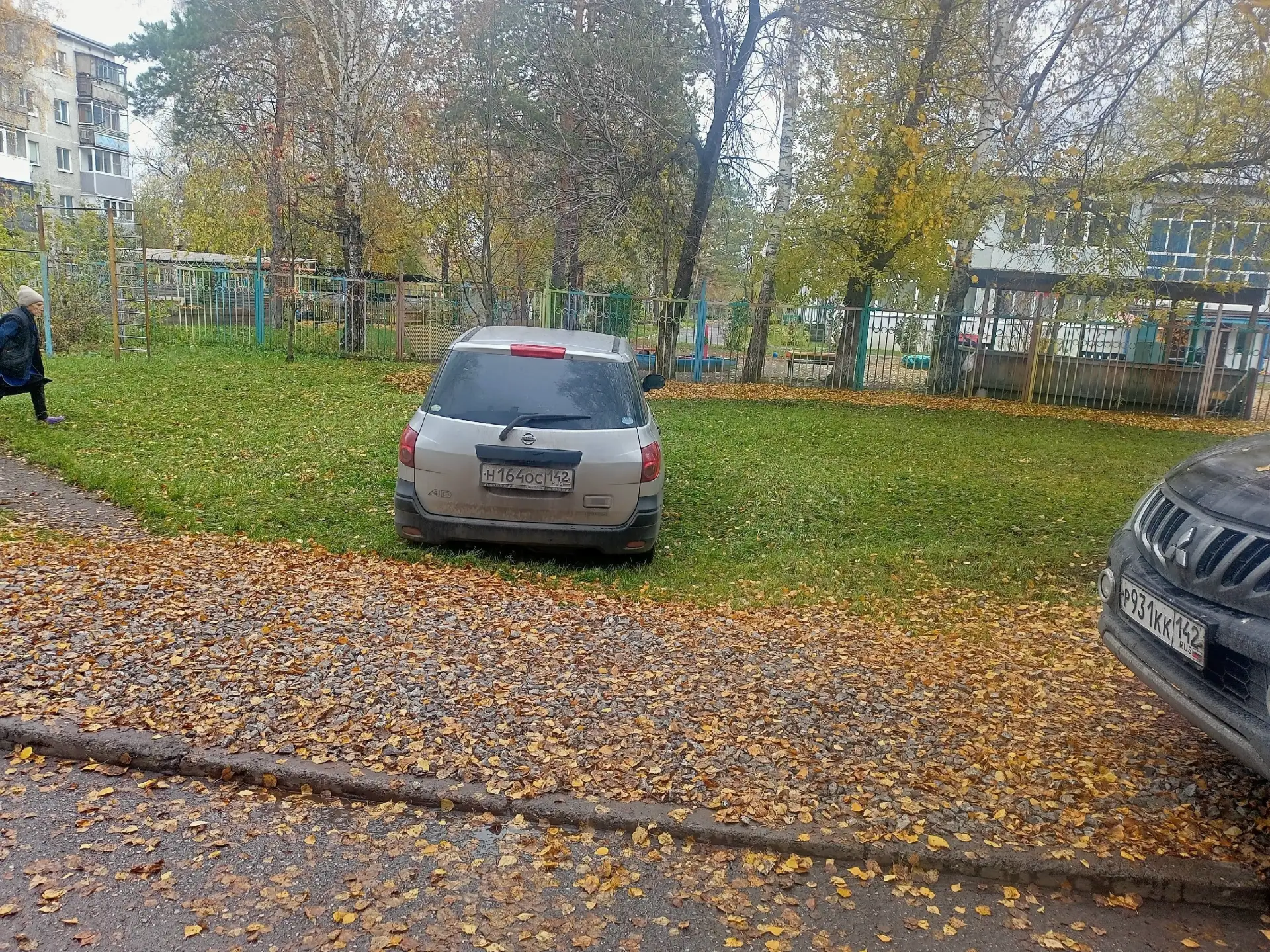 АВТОХАМ поставил свой АВТОХЛАМ на газон. Октябрьская 51