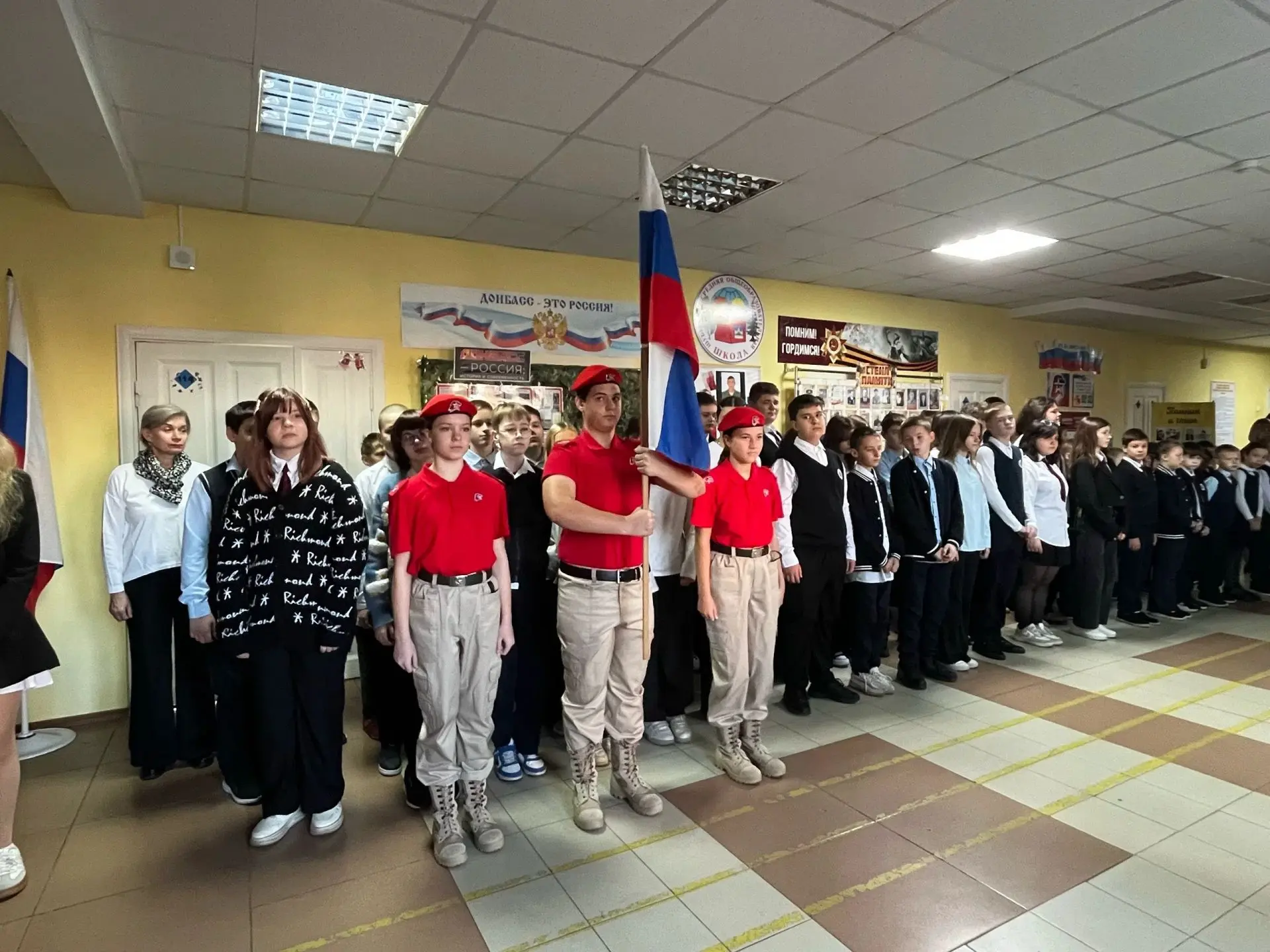 Учебная неделя в МКОУ "Шуберская СОШ" началась с торжественной линейки, выноса Государс...