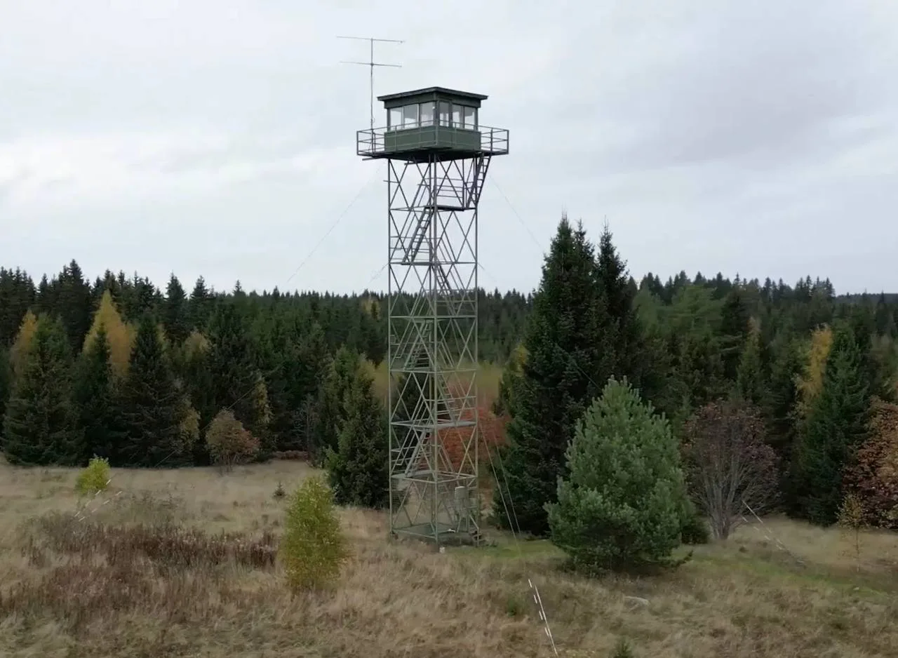🇫🇮Финн установил во дворе пограничную вышку, и наблюдает за Россией:
