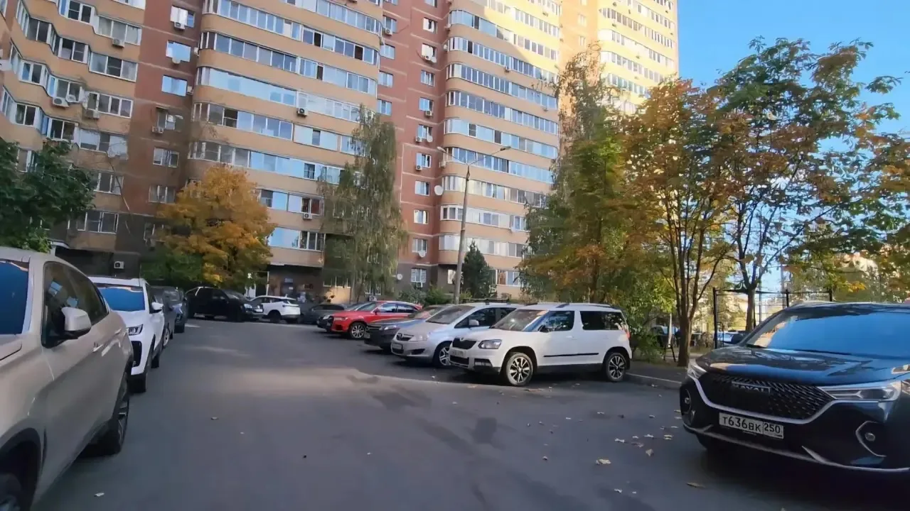 Жители дома №15 на улице Братьев Горожанкиных встречают обновлённый двор.