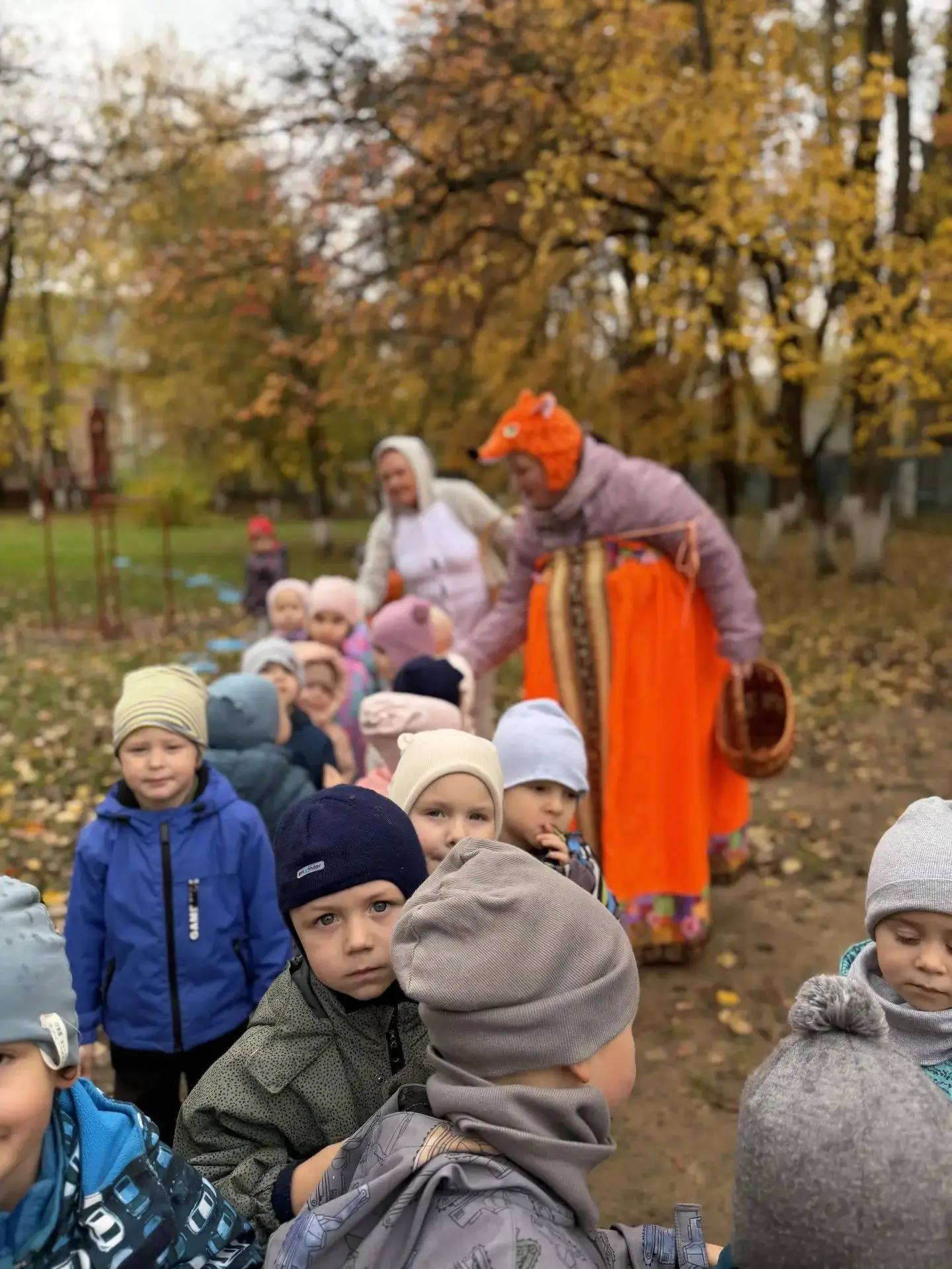 Осень листья кидает в ладошку, досуг на проулке во второй младшей группе.