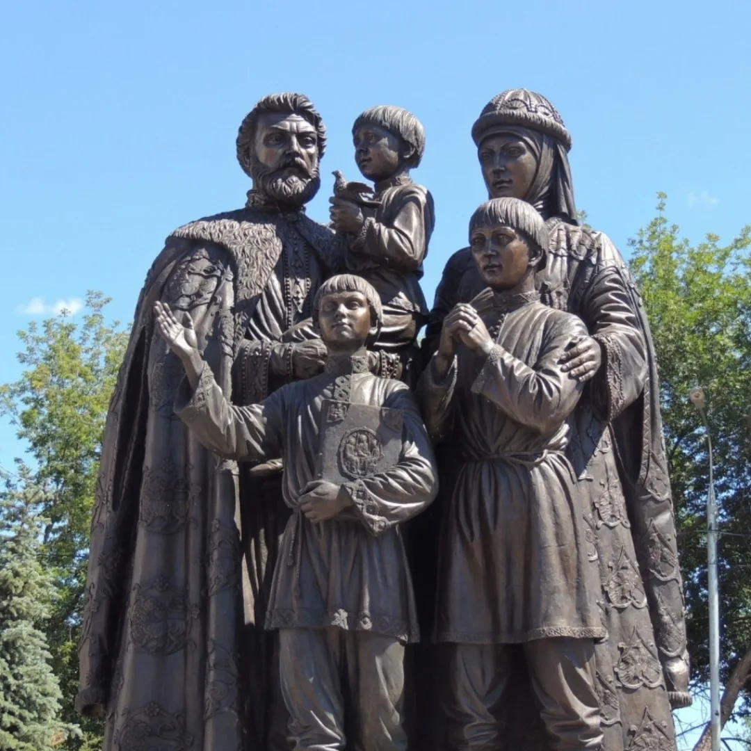 Памятник святым Кириллу и Марии Радонежским. Память 11 октября.