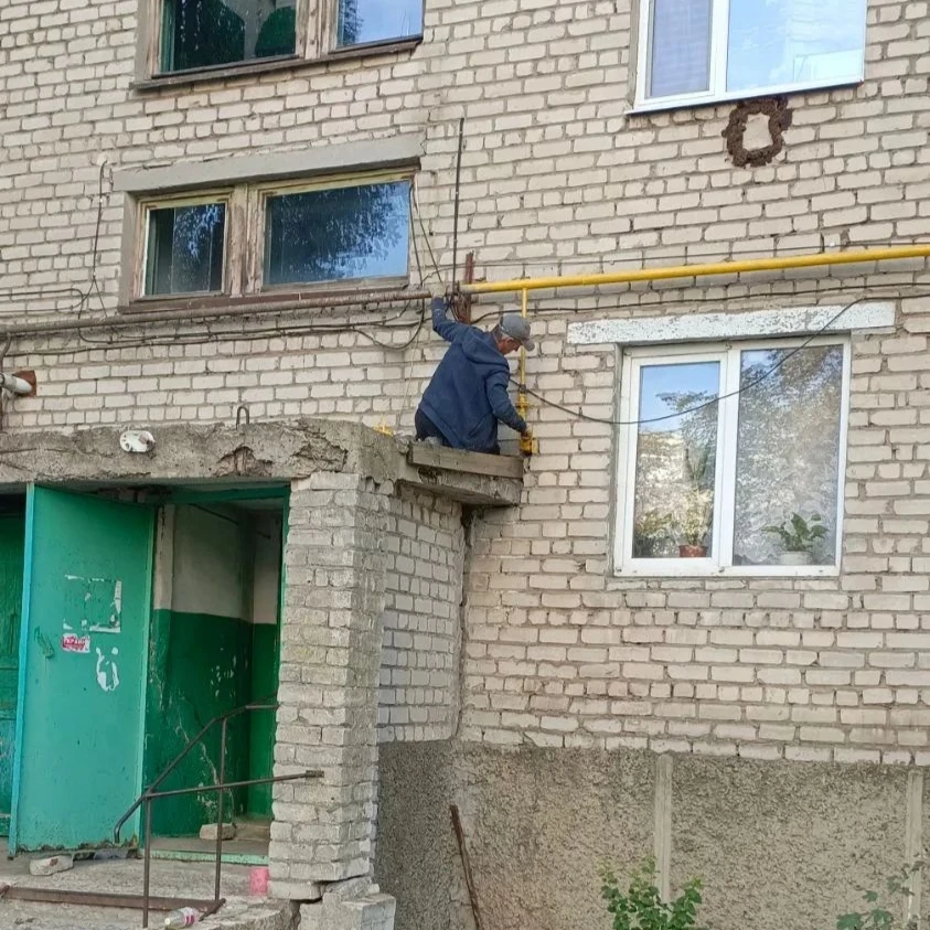 🏢Специалисты Ровеньковского филиала ЕУК выполняют работы по окраске газового трубопров...