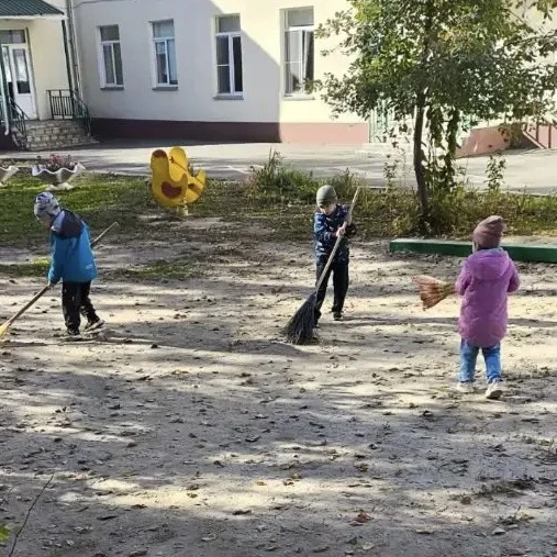 🍂 Осень дарит нам столько красоты — и столько работы на участке! Но ребята из группы ☀...