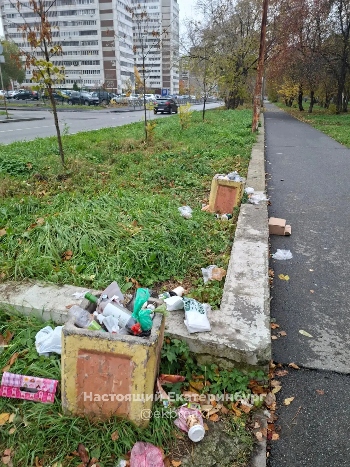 Ул Уральских рабочих, 12, 14, 16 - все урны уже неделю стоят не убраны!