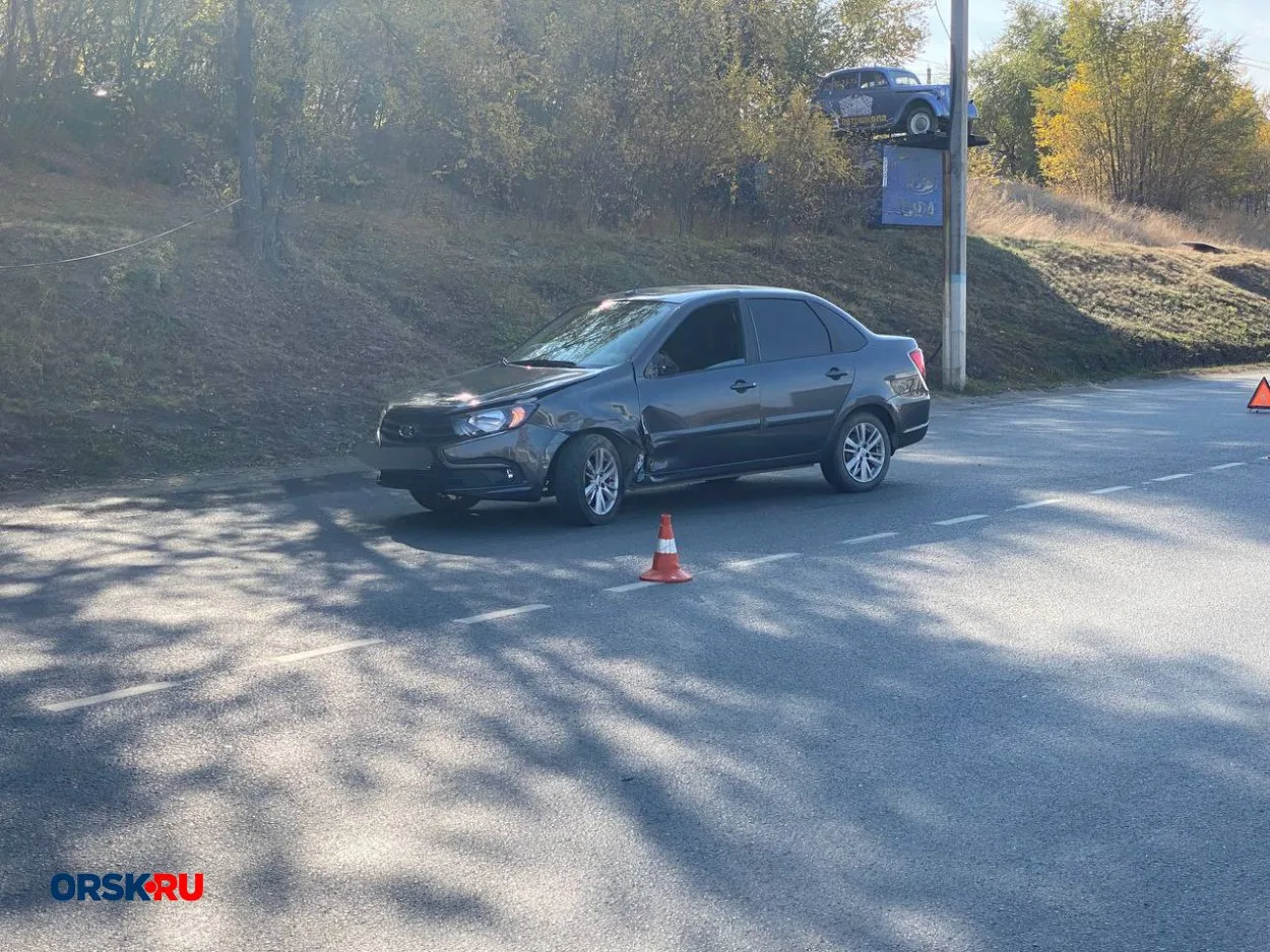 В Орске на Новотроицком шоссе, в районе МРЭО, не смогли разъехаться сразу три автомобиля