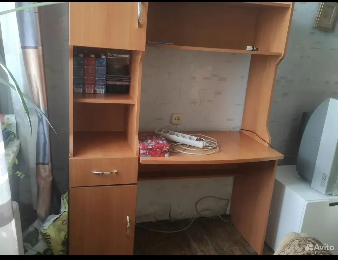 Отдам даром школьный стол в хорошем состоянии. Самовывоз