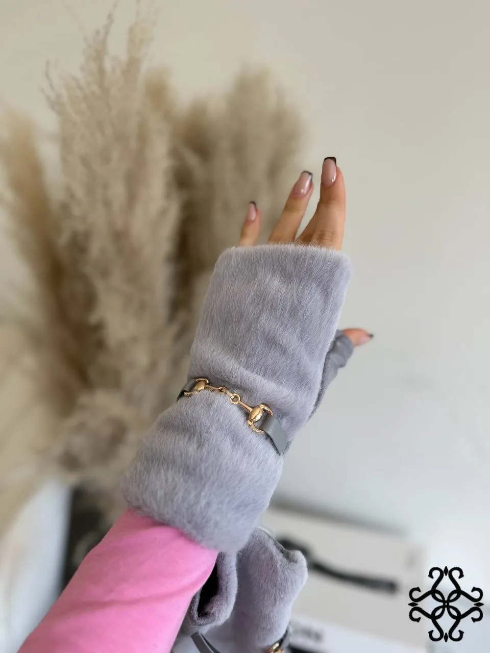 Меховые митенки с изысканной золотой деталью 🧤